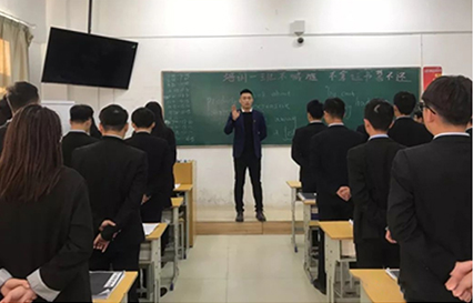 八维教育IT培训学校北京上地校区讲师授课