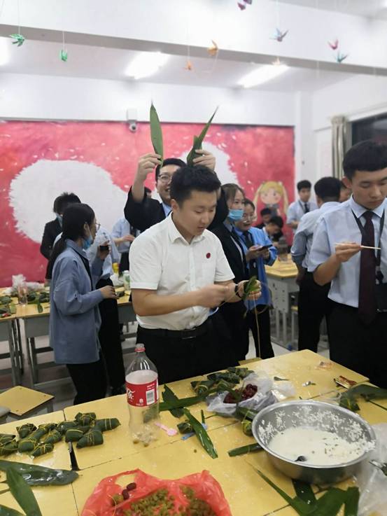 粽情粽意，八维教育宿迁校区举行端午包粽子大赛